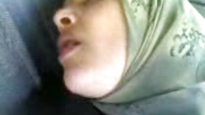زن در یک کیرمصنوعی سیاه نشسته است داستان سکسی به همراه عکس