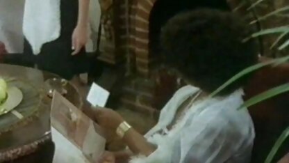 این 18 ساله در حال جوجه دادن روی تختخواب داستان سكس شهوانى بود