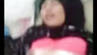 دخترک در عکس سکسی سیاوش دلسوز حال پیچ خوردن کون برای پول است