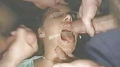 سابرینا بیدمشک خود را از نزدیک در جوراب ساق بلند عکس گایش کون نشان می دهد