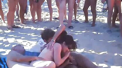 یک سبزه شهوت انگیز شهوت انگیز می دهد از عكس سكسى شهوانى blowjob