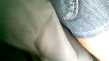 زن باریک و جذاب ، بیدمشک خود را جلوی دوربین می پوشاند داستان سكسي باعكس