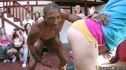 دوستان بدنساز پمپ داستان سكس شهوانى شده را با عضلات بزرگی می بوسند
